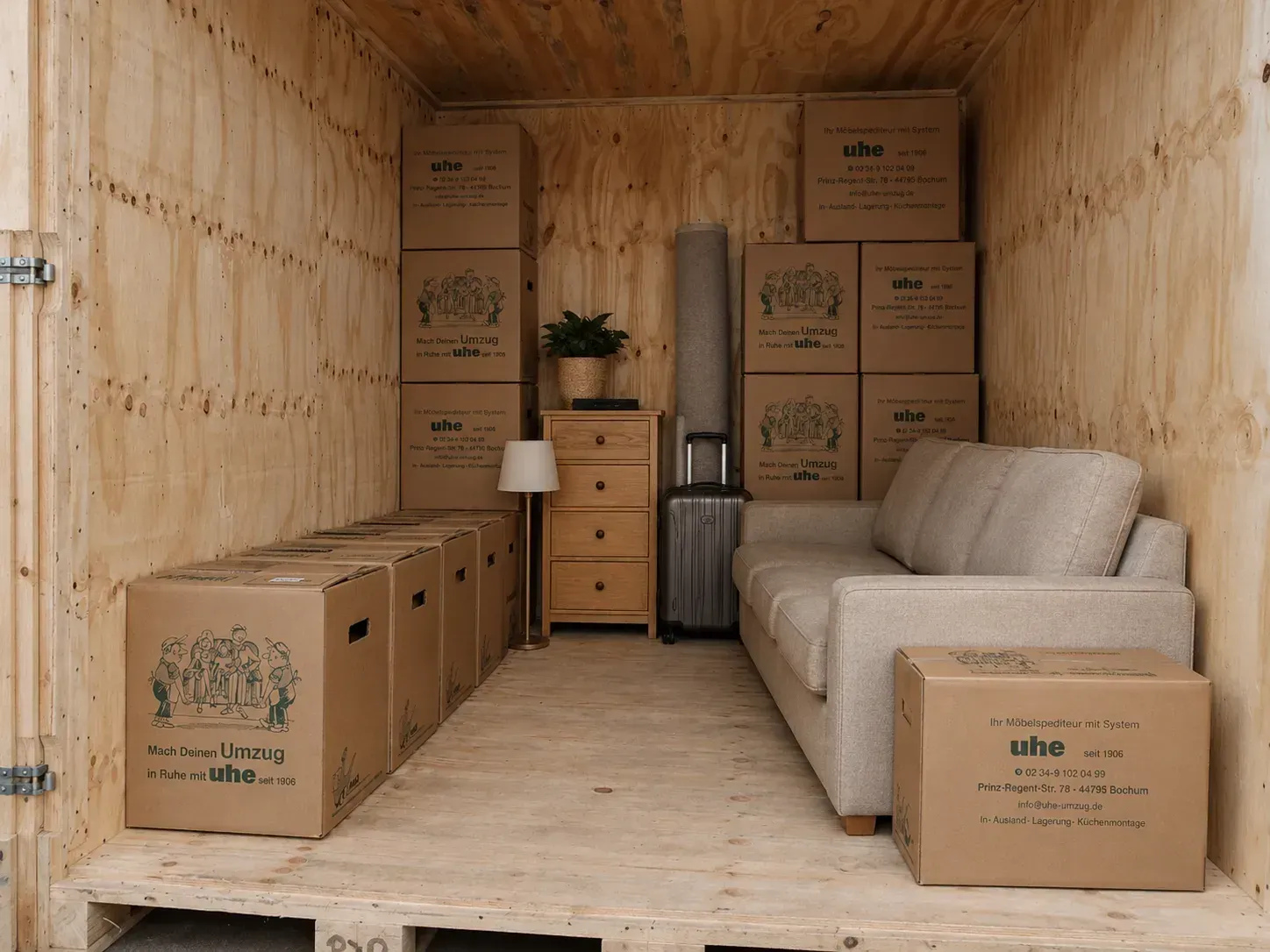 Eine mit Lagergut und Umzugskartons gefüllte Lagerbox aus Holz mit einer Fläche von ca. 5qm.