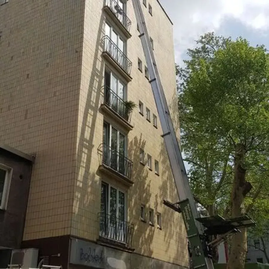 Ein großes Gebäude mit einem Kran an der Seite.