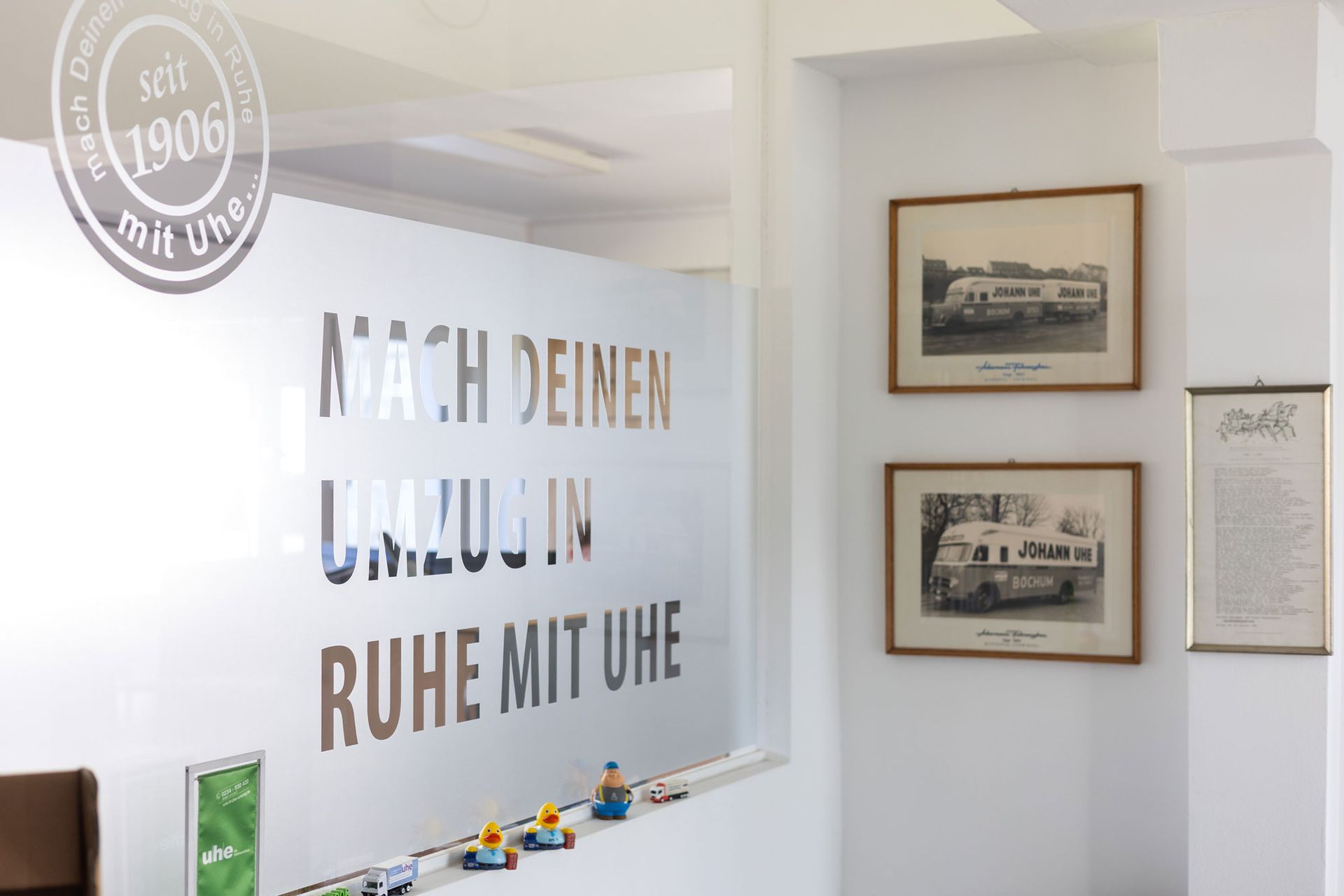 A sign on a wall that says nach deinen urlaub in ruhe mit uhe