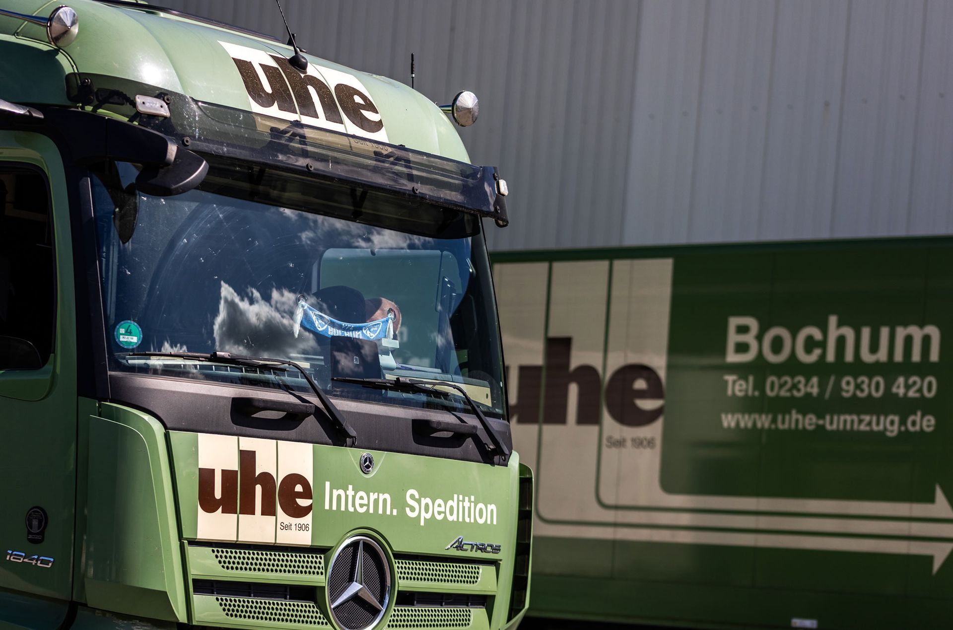 Ein grüner LKW steht vor einem Bochumer LKW