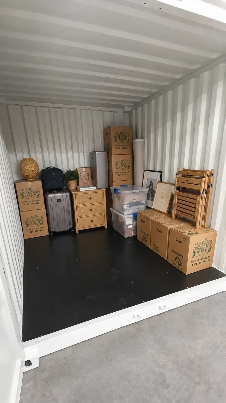 Das Innere einer mit Umzugskartons gefüllten Lagerbox.