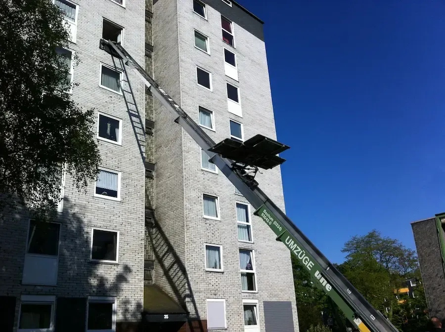 Ein Möbellift befördert Möbel