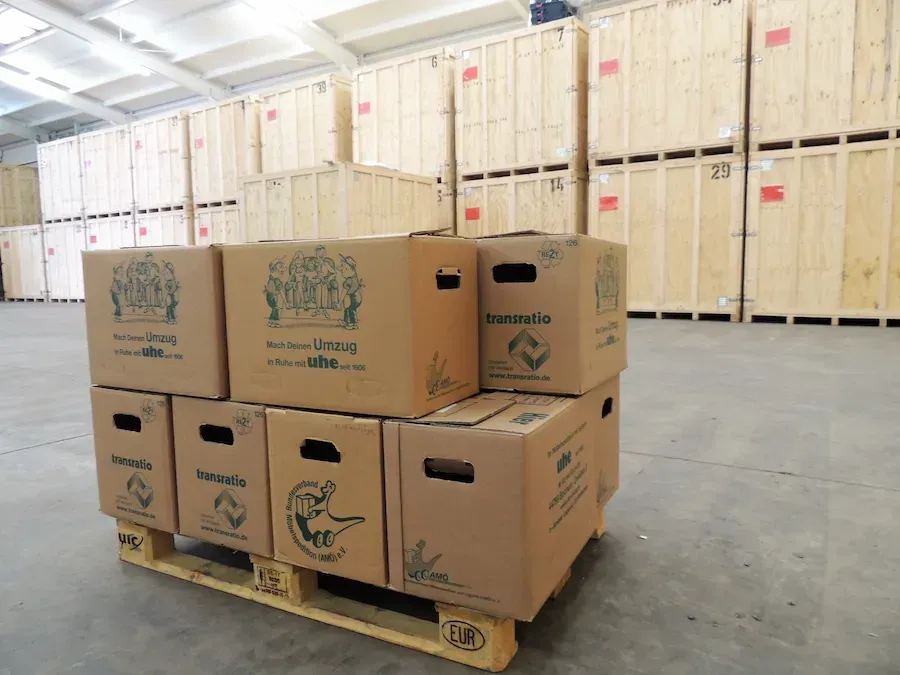 Eine Palette mit Kartons in einem Lager