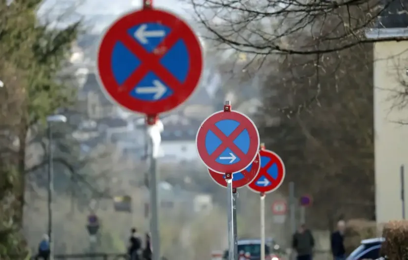 Eine Reihe von Parkverbotsschildern auf einer Straße
