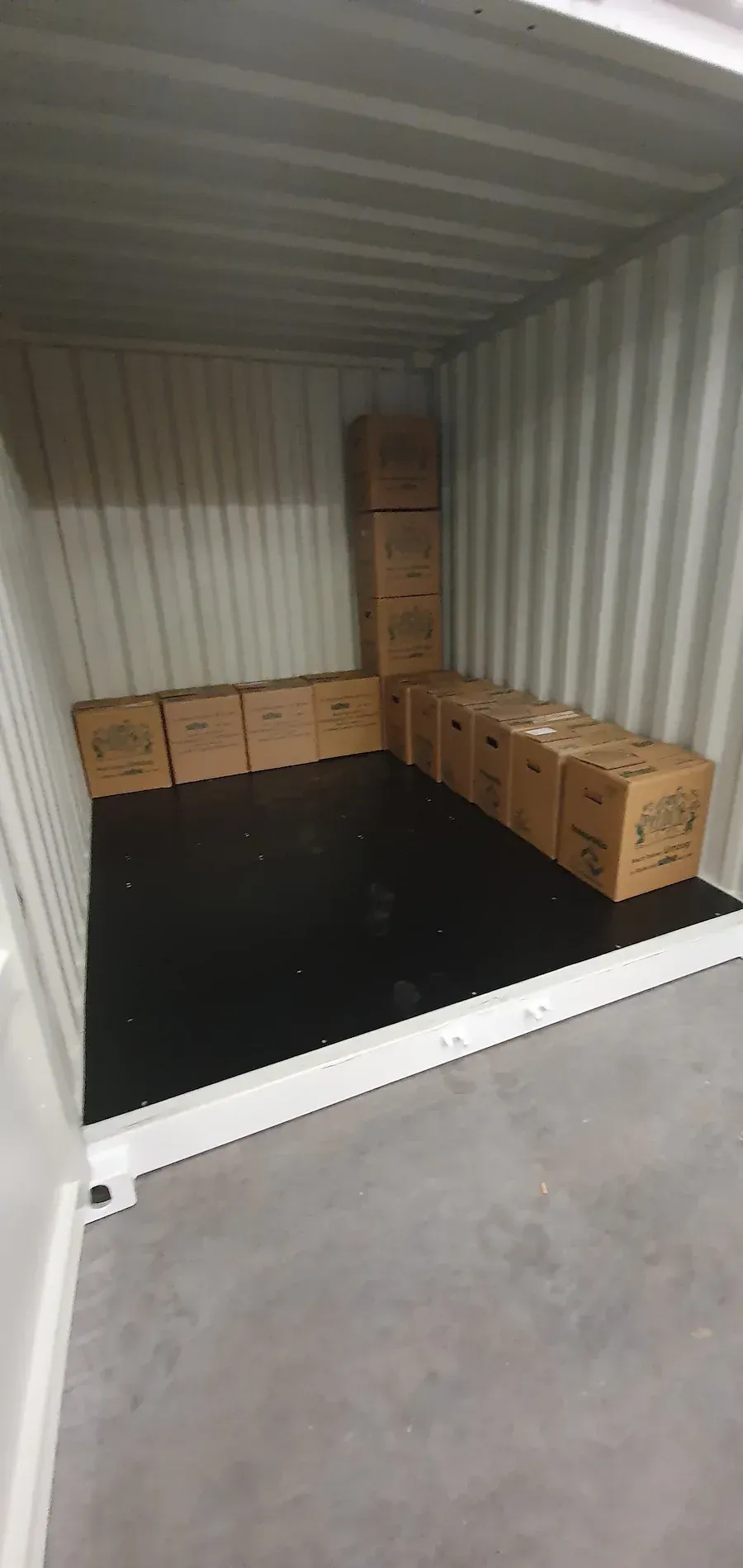 Das Innere einer mit Umzugskartons gefüllten Lagerbox