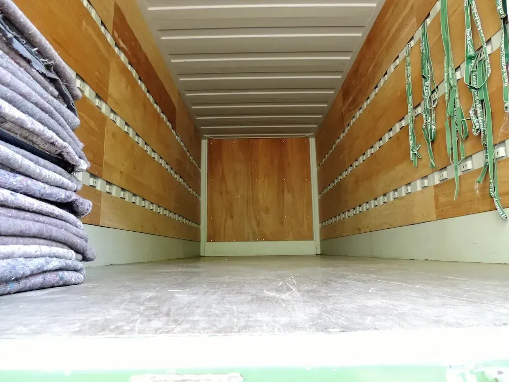 Das Innere eines Lastwagens mit einem Stapel Decken auf dem Boden.