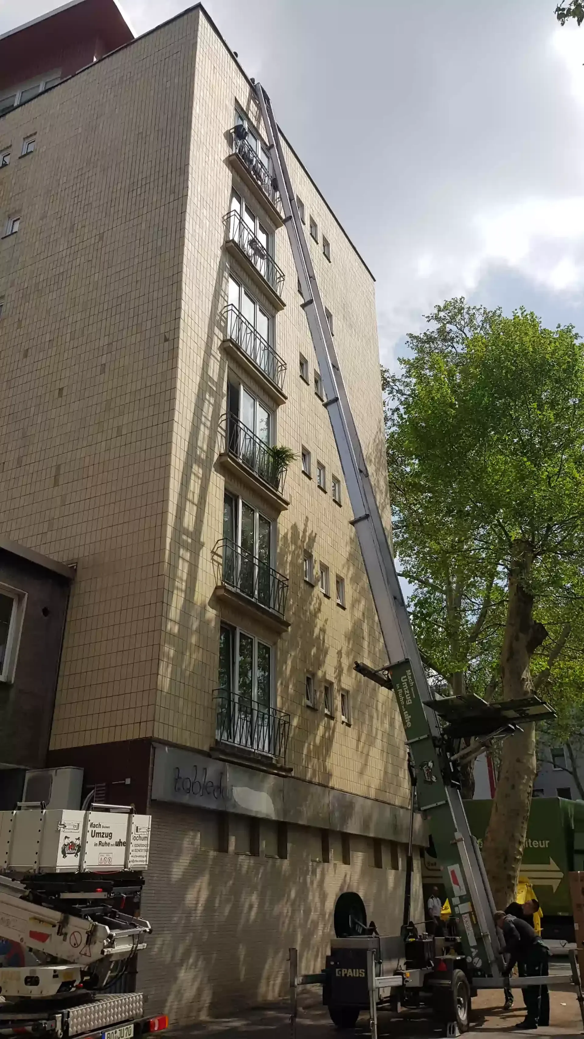 Ein großes Gebäude mit einem Kran an der Seite.