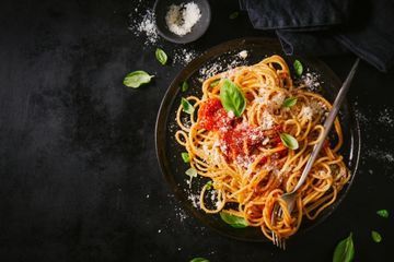 Foto von Spaghetti mit Tomatensauce und frischem Basilikum