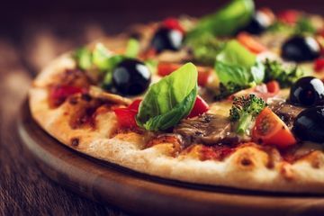 Foto von Pizza mit Oliven, Basilikum und Tomaten