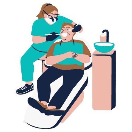 Un dentista examina a un paciente sentado en un sillón dental, junto a un lavabo y un espejo.