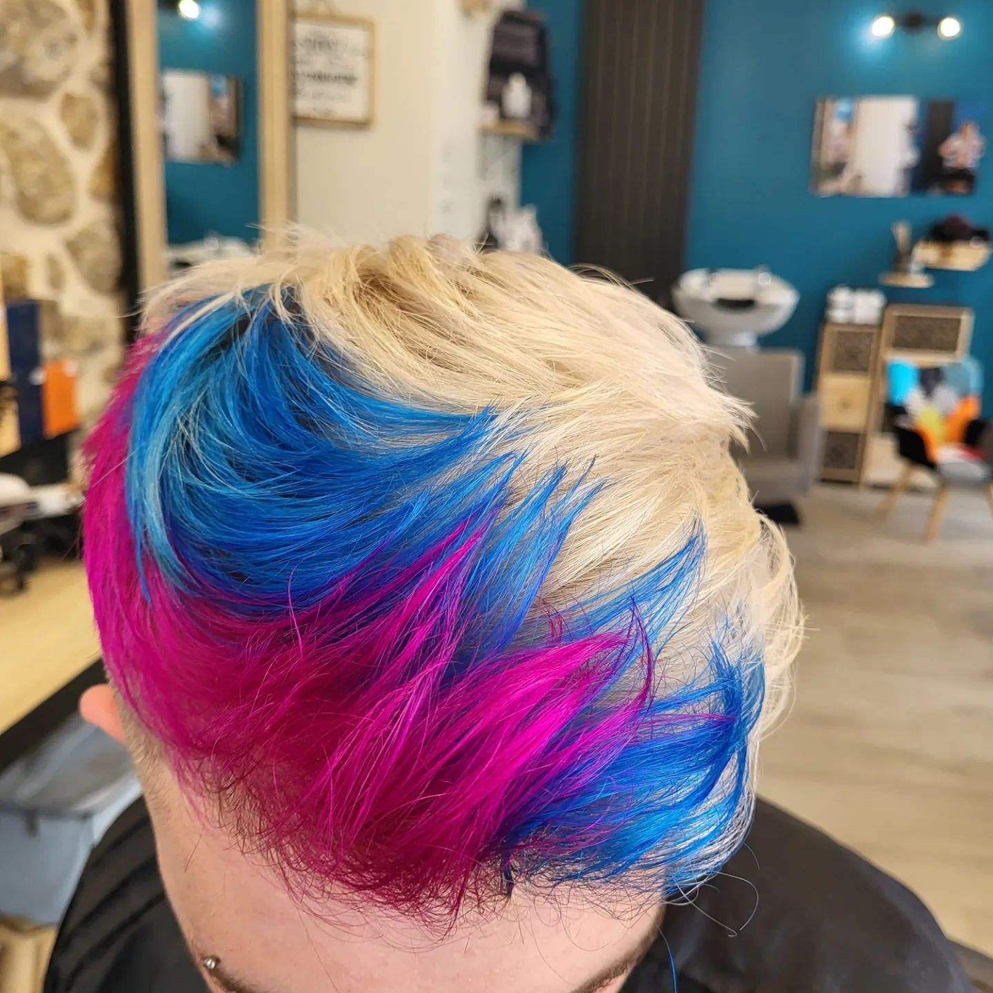 Femme à la coiffure multicolore