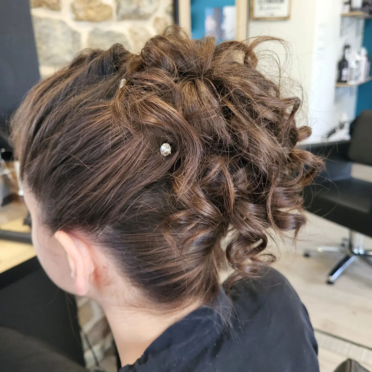Femme avec un chignon et des perles