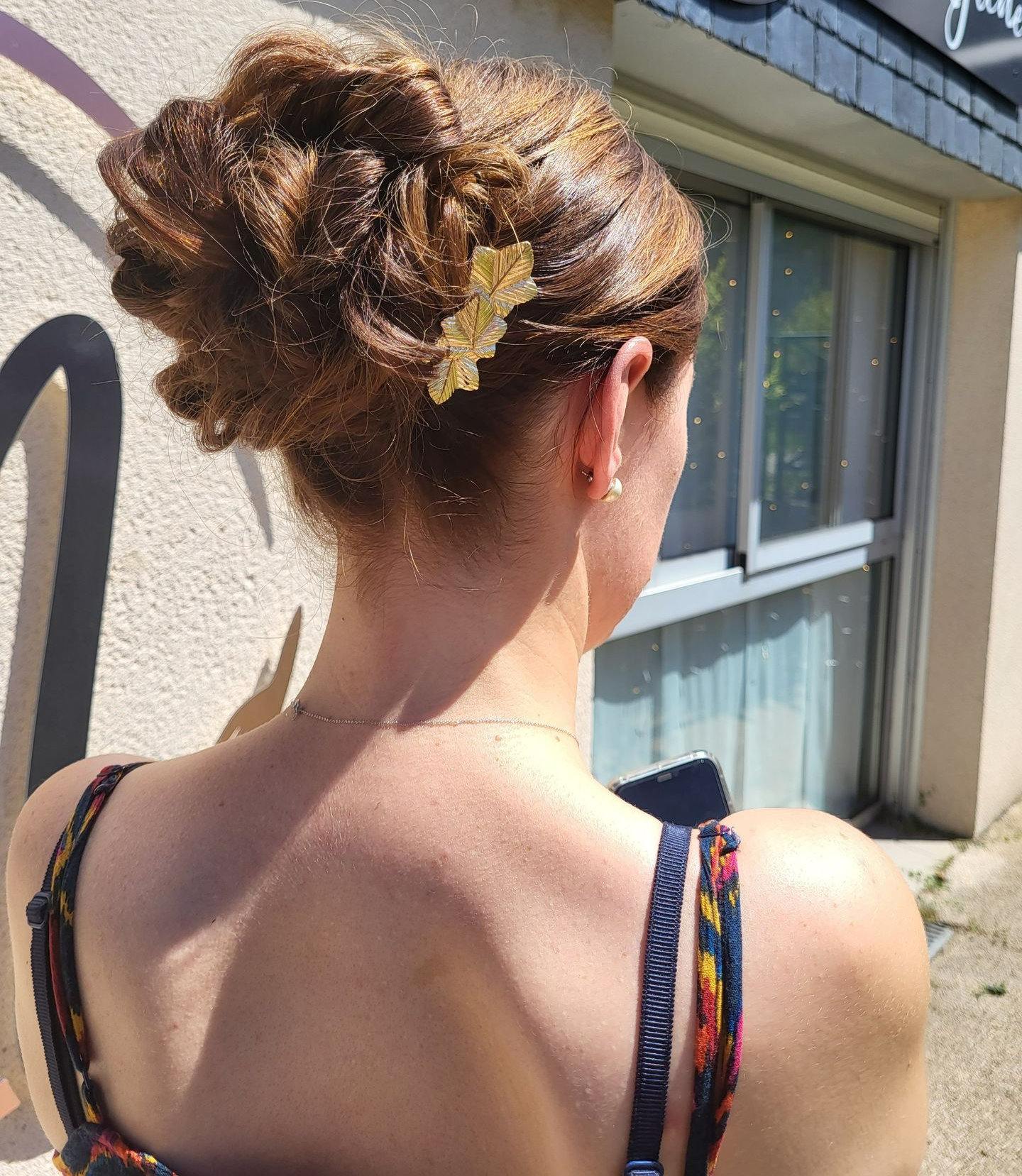 Femme avec un chignon