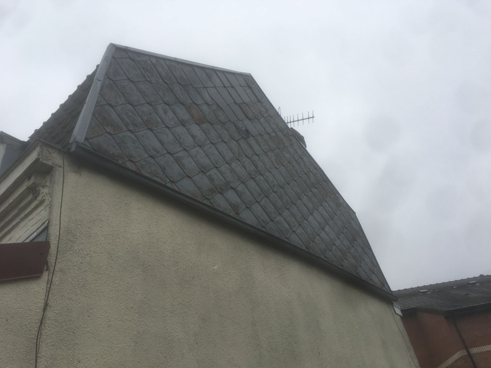 Une maison avec un bardage en bois.