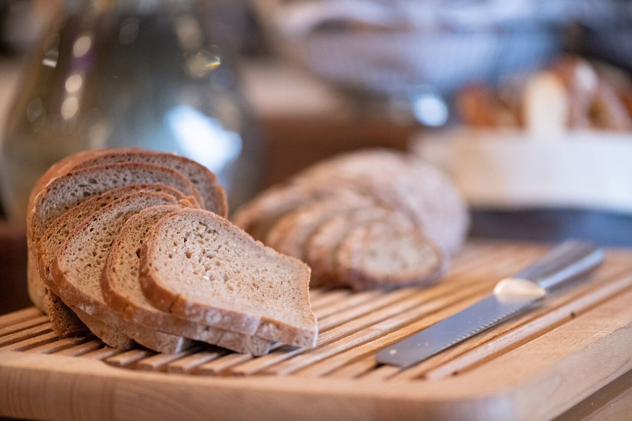 Geschnittenes Brot auf einem Schneidebrett mit einem Messer zum Frühstück-Rheinhessen.
