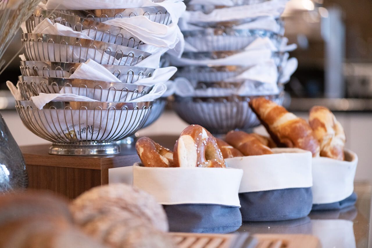 Brotlaibe in weißen Körben auf einem Buffet-Tisch beim Frühstücksbuffet in Kirchheimbolanden.