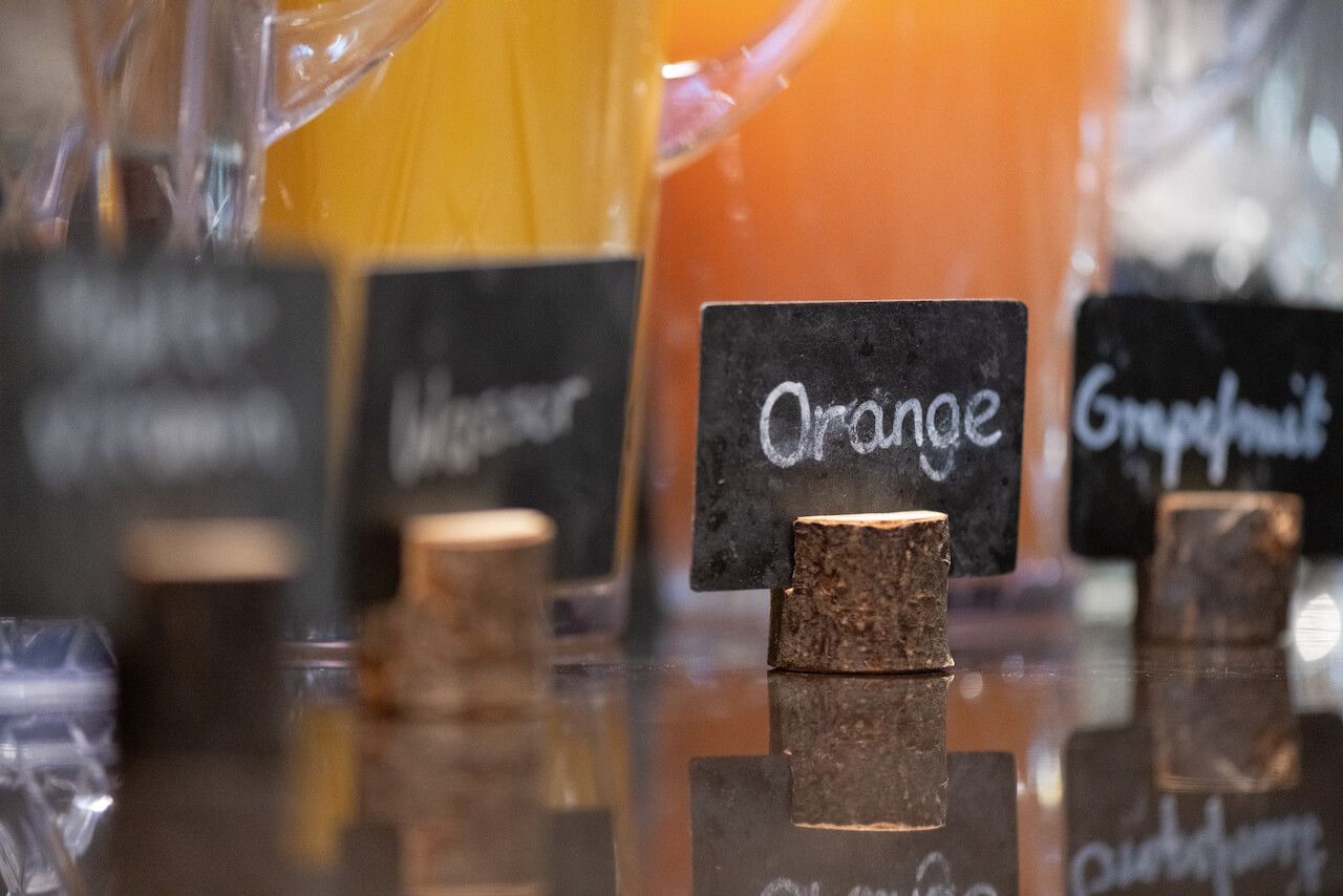 Etiketten auf bunten Saftflaschen, darunter Orangen- und Grapefruitsaft, standen auf einer Theke aufgereiht zum Frühstück.