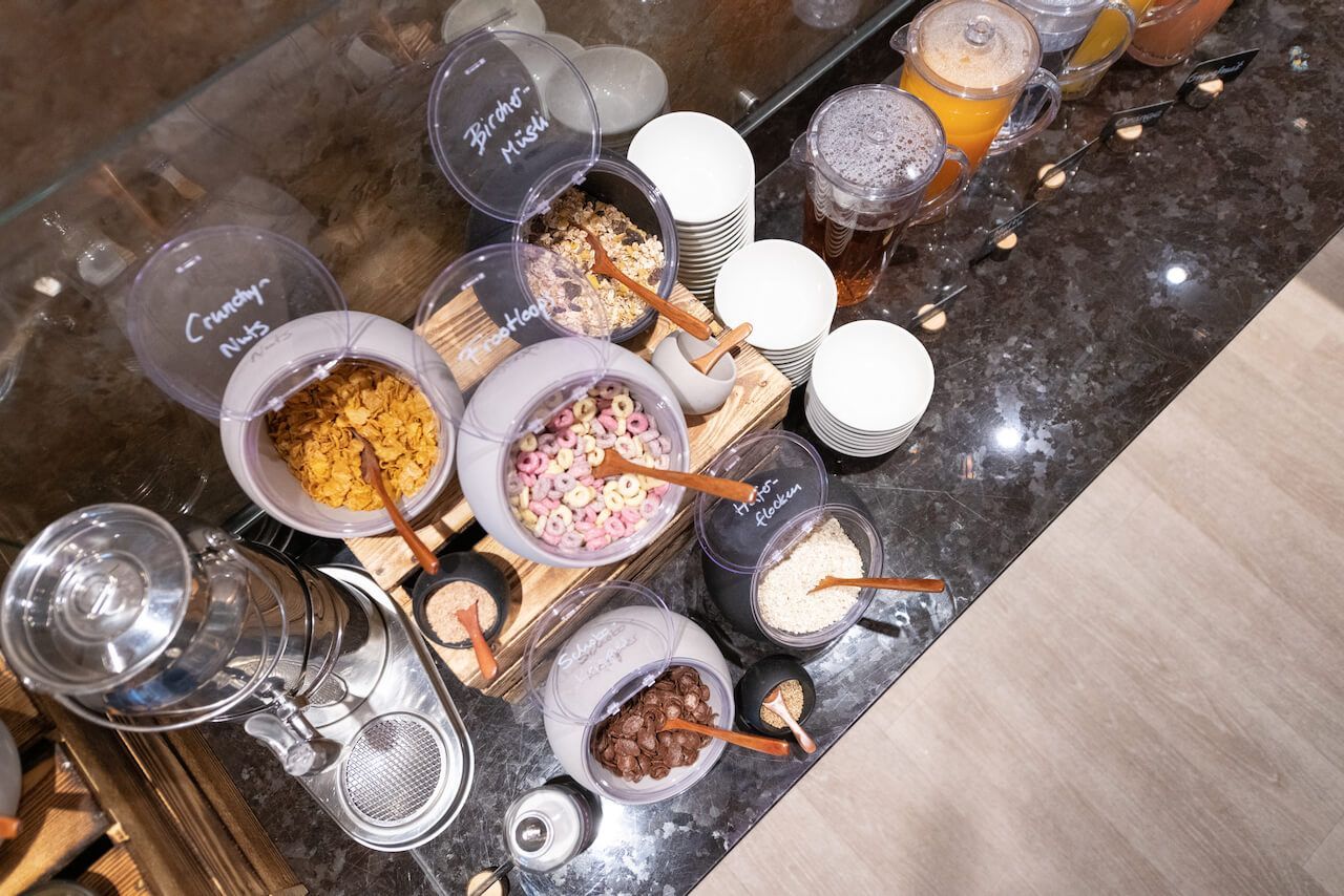 Müsli, Loops und Cerealien von Oben am Buffet zum Frühstück.