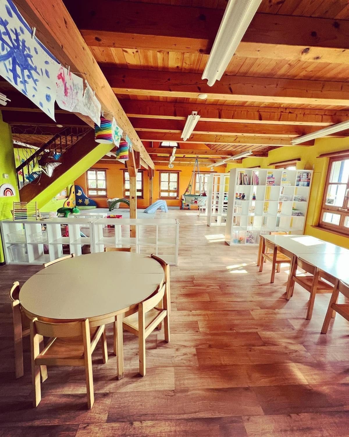 Ein großer Raum mit Tischen und Stühlen