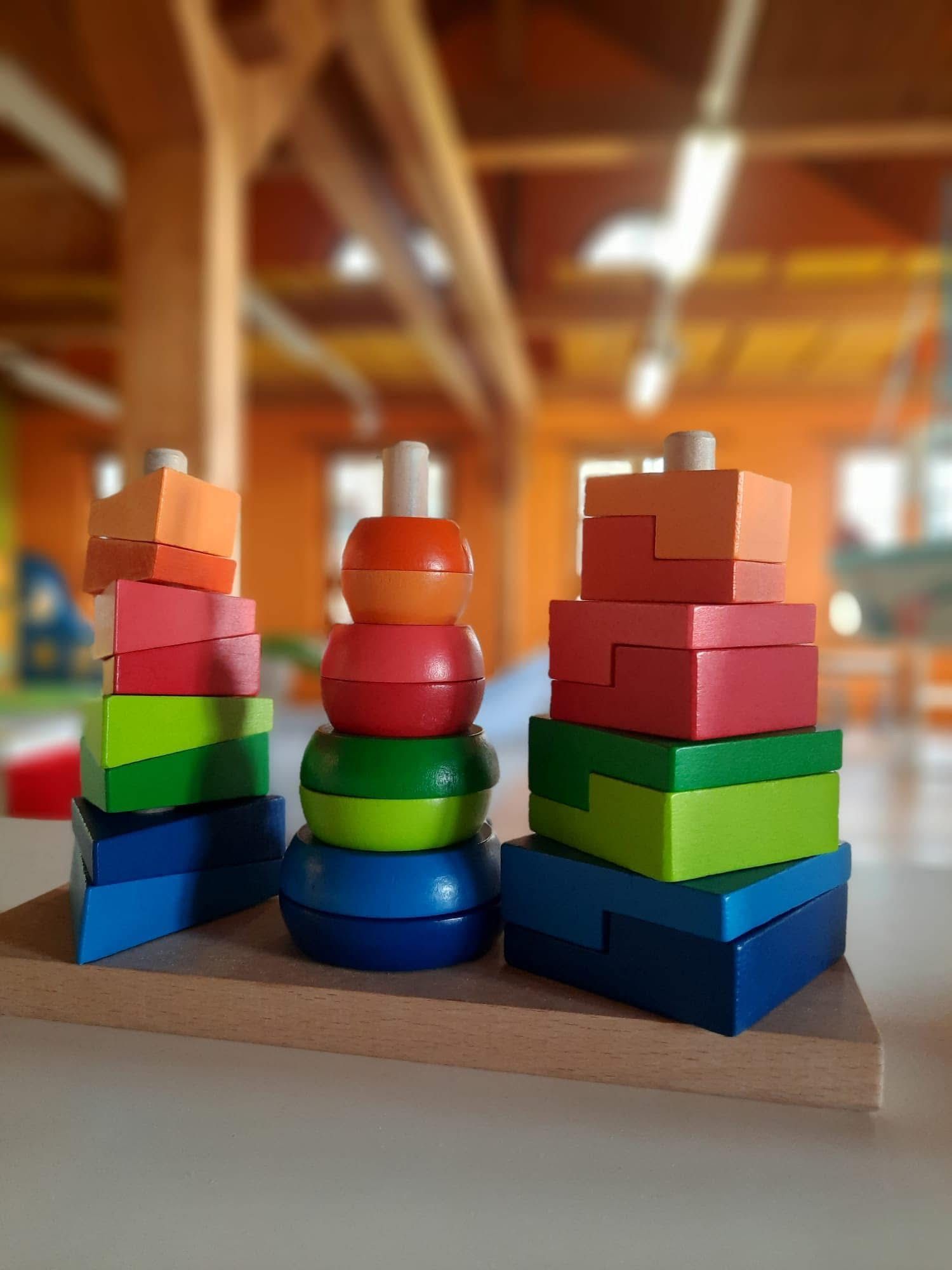 Ein Stapel bunter Holzklötze auf einem Tisch