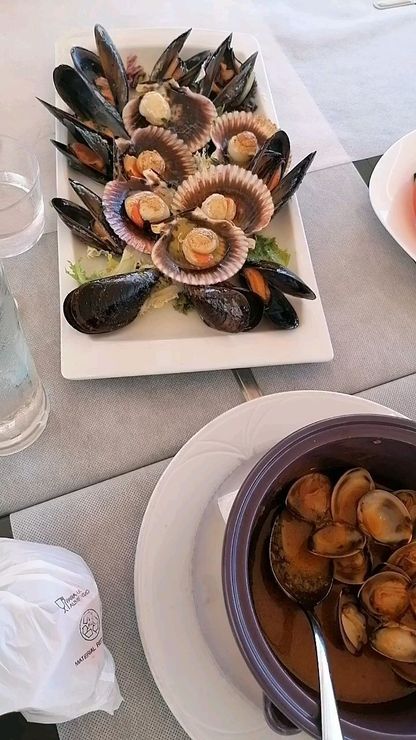 Un primer plano de un plato de comida con un tenedor sobre una mesa.