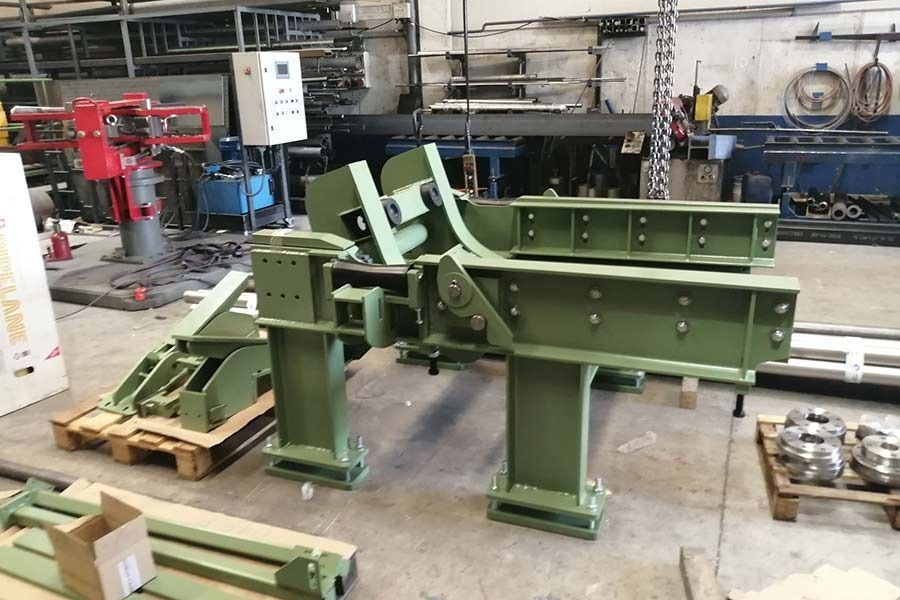 Una máquina verde está sobre una paleta en una fábrica.