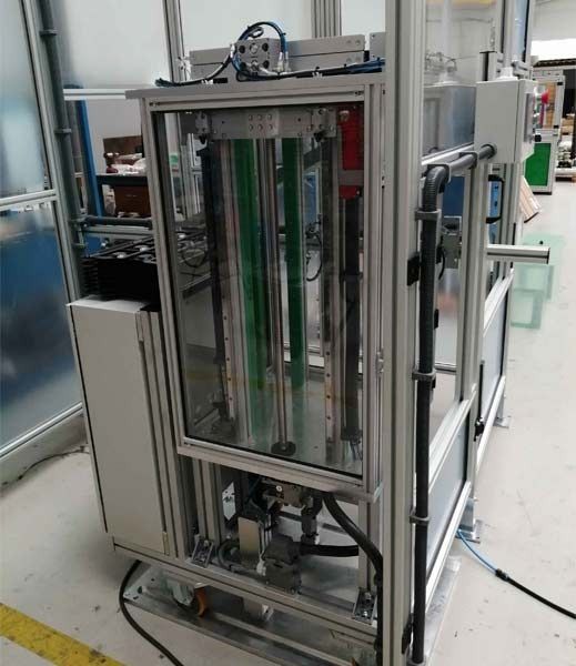 Una máquina está en una habitación con una línea amarilla en el suelo.