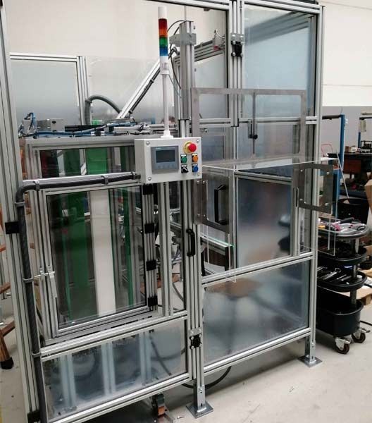 Una máquina está sentada en una habitación con muchas ventanas.