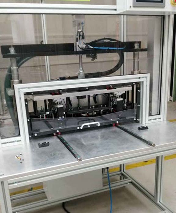 Una máquina está sentada encima de una mesa en una fábrica.