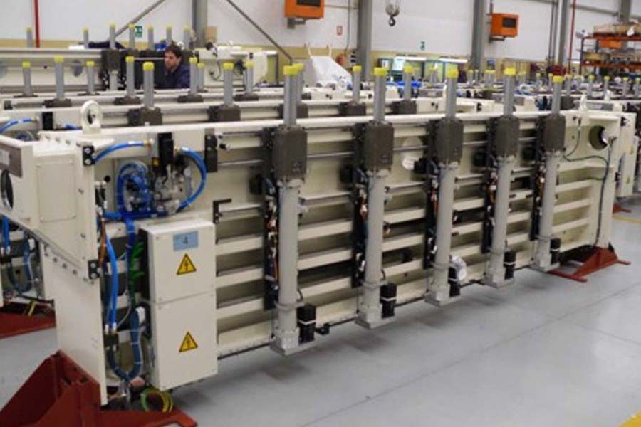 Una gran máquina está en el suelo en una fábrica.