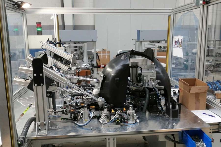 Una máquina está sentada encima de una mesa en una fábrica.