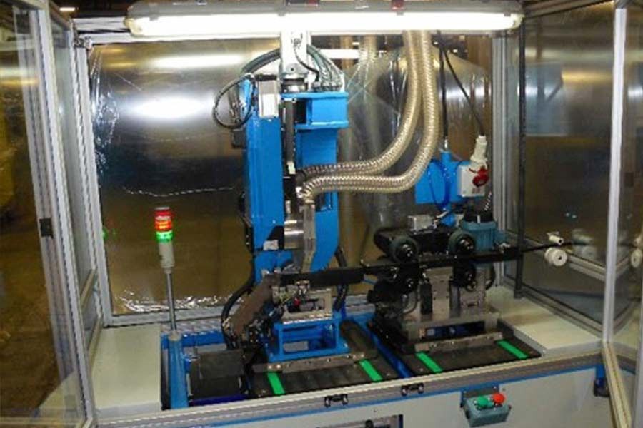 Una máquina está ubicada dentro de un gabinete de acero inoxidable.