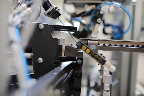 Un primer plano de una máquina con una pegatina amarilla.