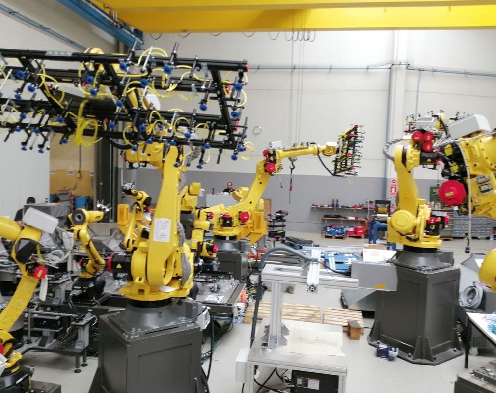 Un grupo de robots están trabajando en una fábrica.
