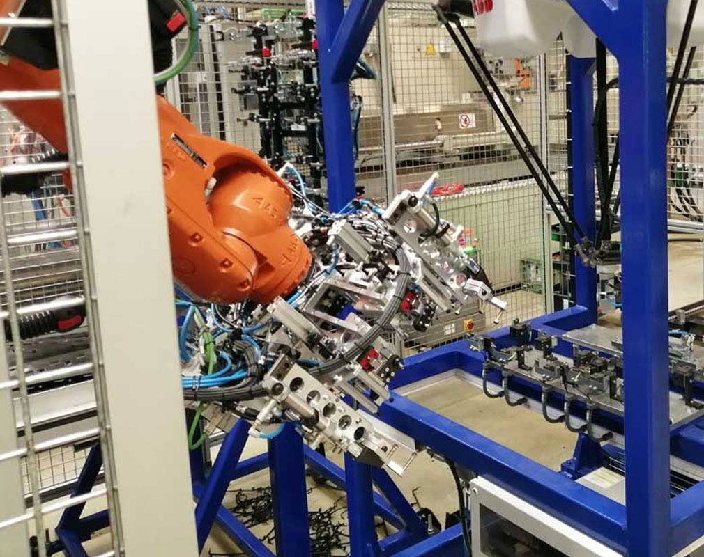 Un brazo robótico está trabajando en una máquina en una fábrica.
