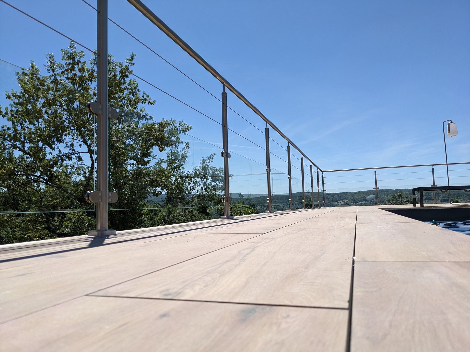 Passerelle vide sur le toit avec rambardes sous un ciel bleu clair