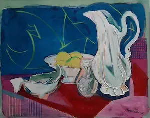 Een stilleven met een witte kan, een schaal met citroenen en een kleine karaf op een rood tafelkleed tegen een blauwe muur.