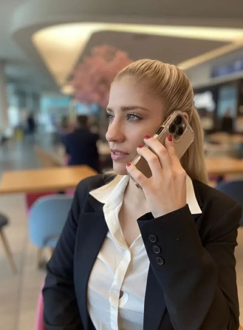 Una persona con cabello rubio peinado en trenzas, vestida con un blazer