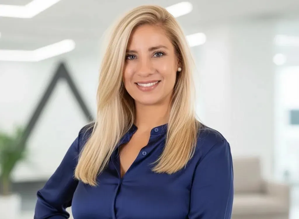 Una persona rubia, con una camisa azul