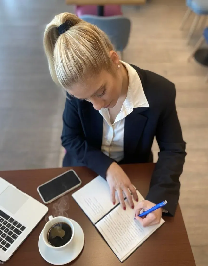 Una persona vestida de traje de negocios