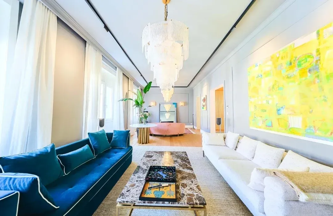 Un salón simétrico con un sofá largo azul