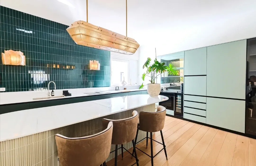 Esta moderna cocina cuenta con una isla