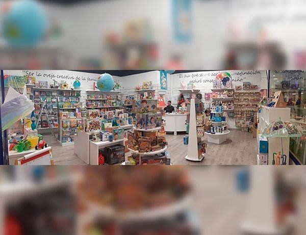 Una juguetería llena de muchos juguetes y globos.