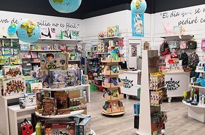 Una juguetería llena de muchos juguetes y libros.