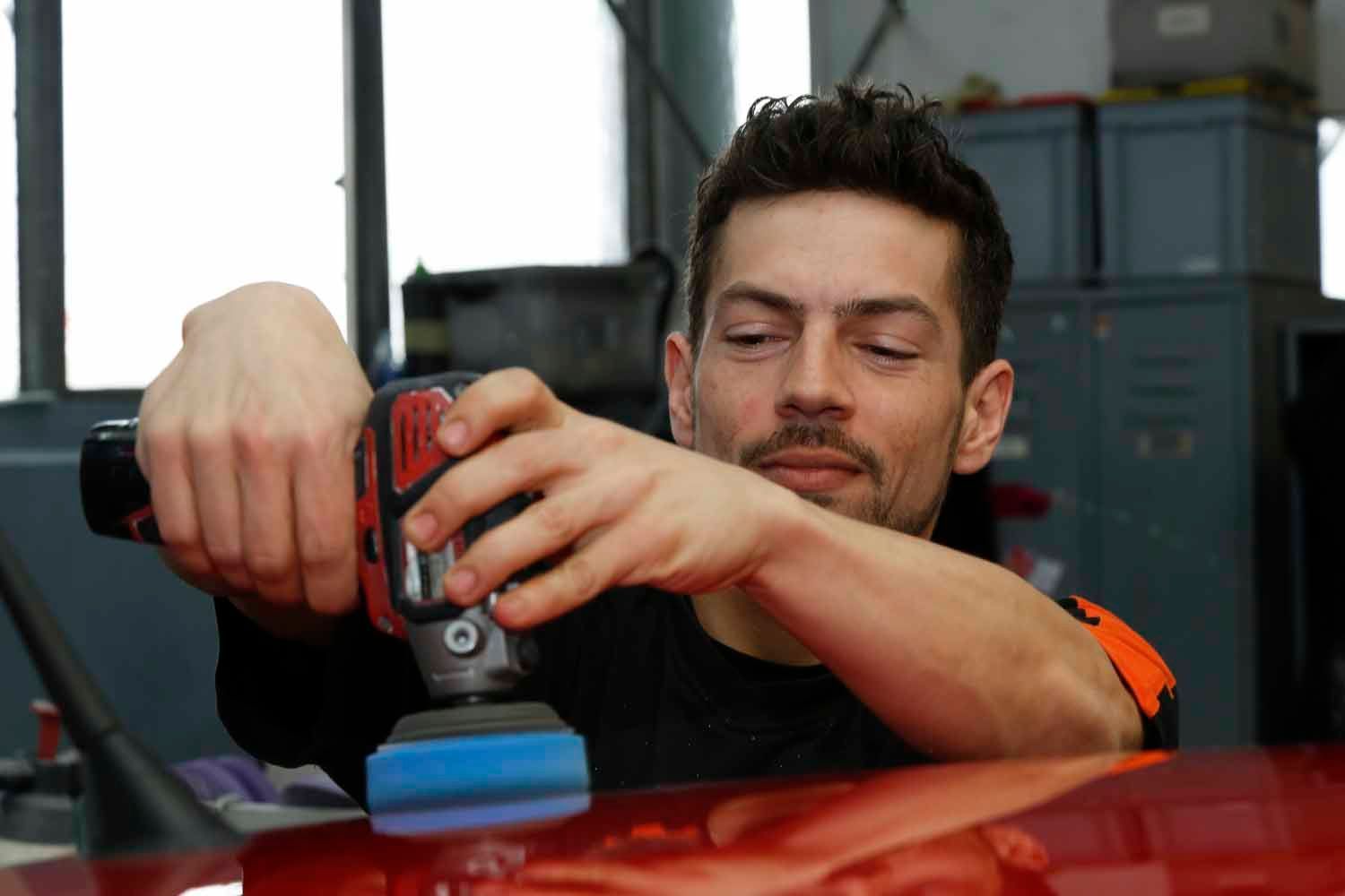 Bei der Arbeit - Gundeli-Carrosserie AG