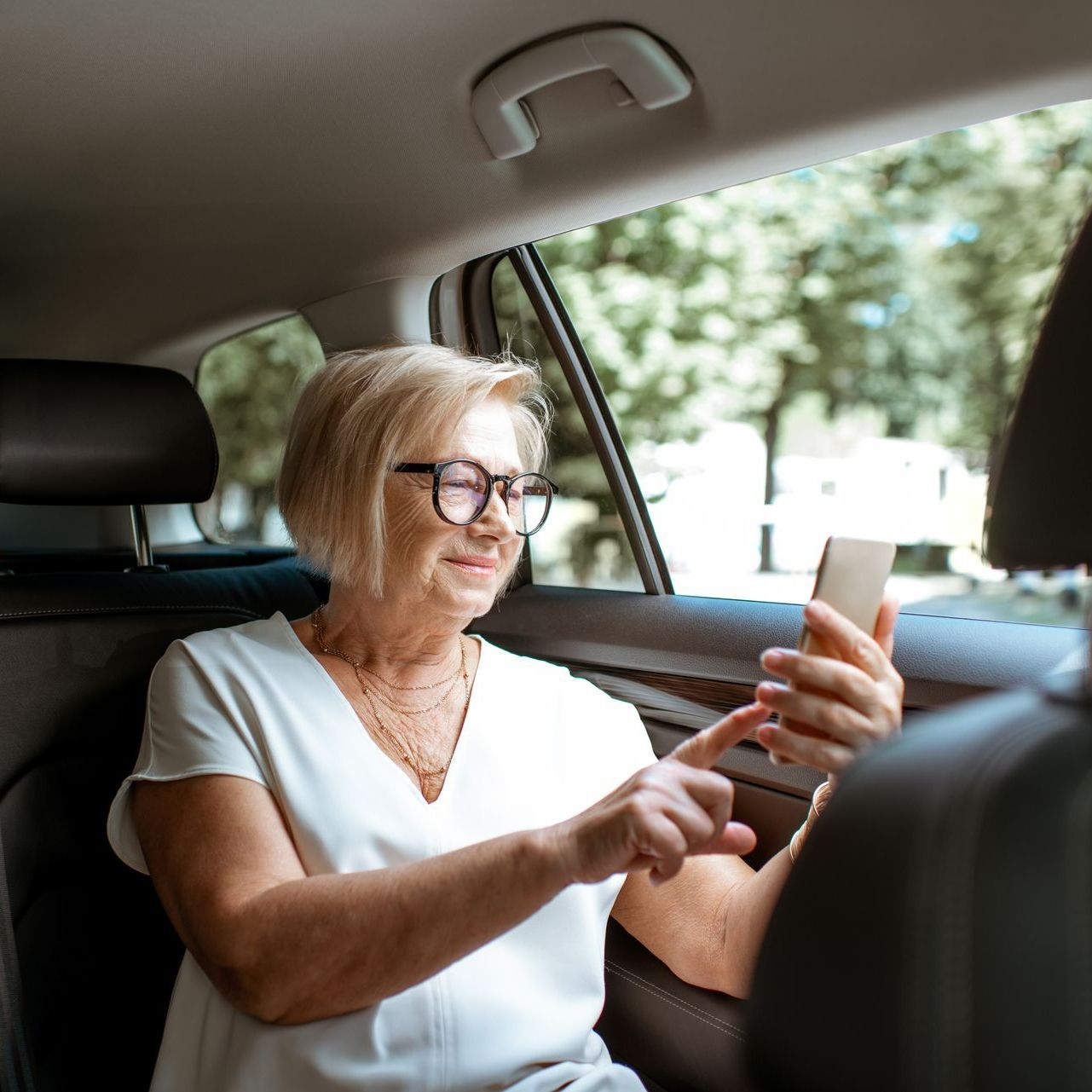 Femme avec des lunettes dans un taxi