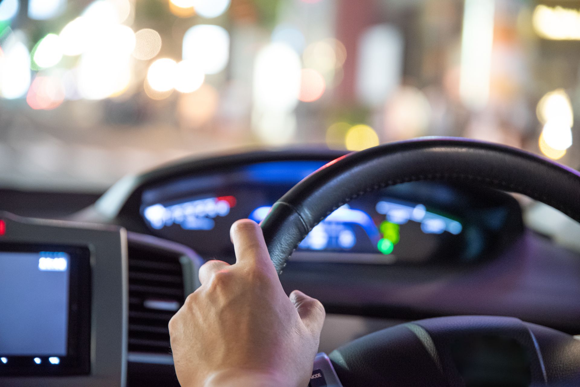 Mains sur le volant d'une voiture