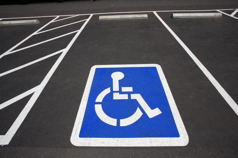 Signalisation personne handicapée et parking