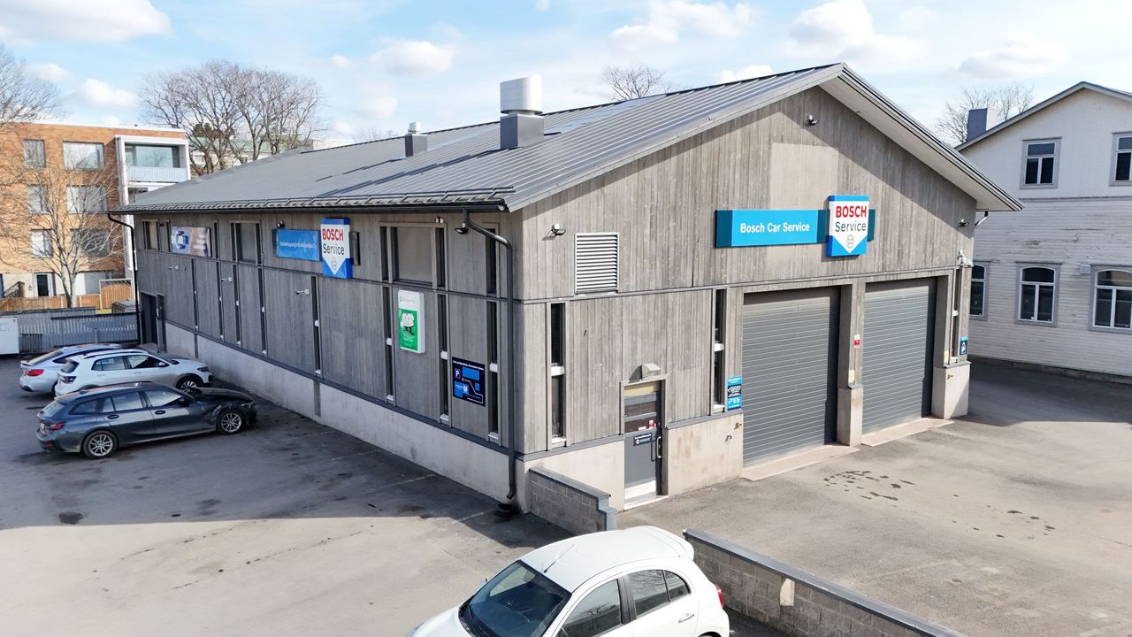 Huoltokeskuksen korjaamorakennus ylhäältä kuvattuna, seinässä Bosch Car Service -kyltit