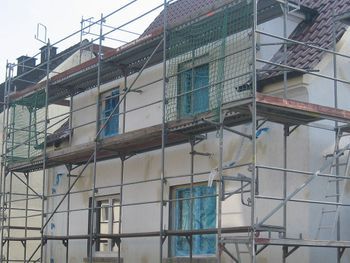 Hausfassade mit Baugerüst